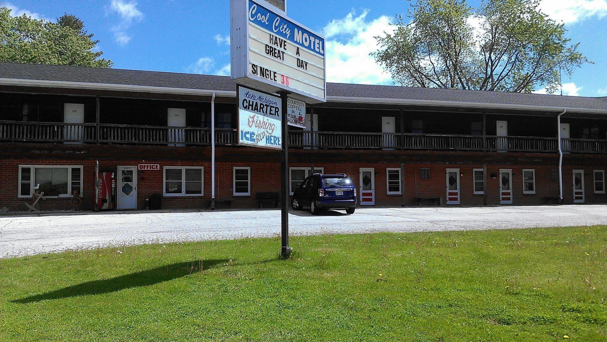 Cool City Motel Two Rivers Екстер'єр фото